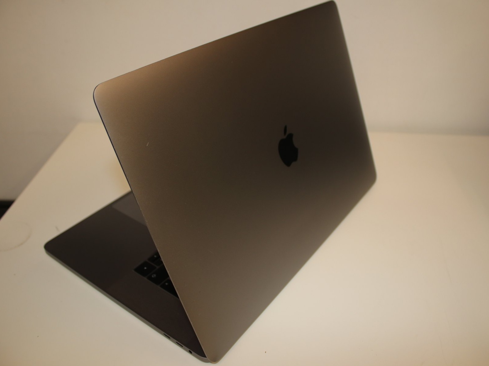 Apple Macbook Pro 15 Inch 2016 Inter Core i7 Quad Core 16GB 500 GB — TL-LAP-00089 - Image 2